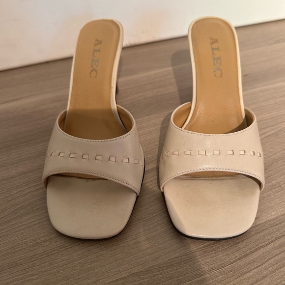 Vintage Alec “Marty” heels - Picture 3 of 5